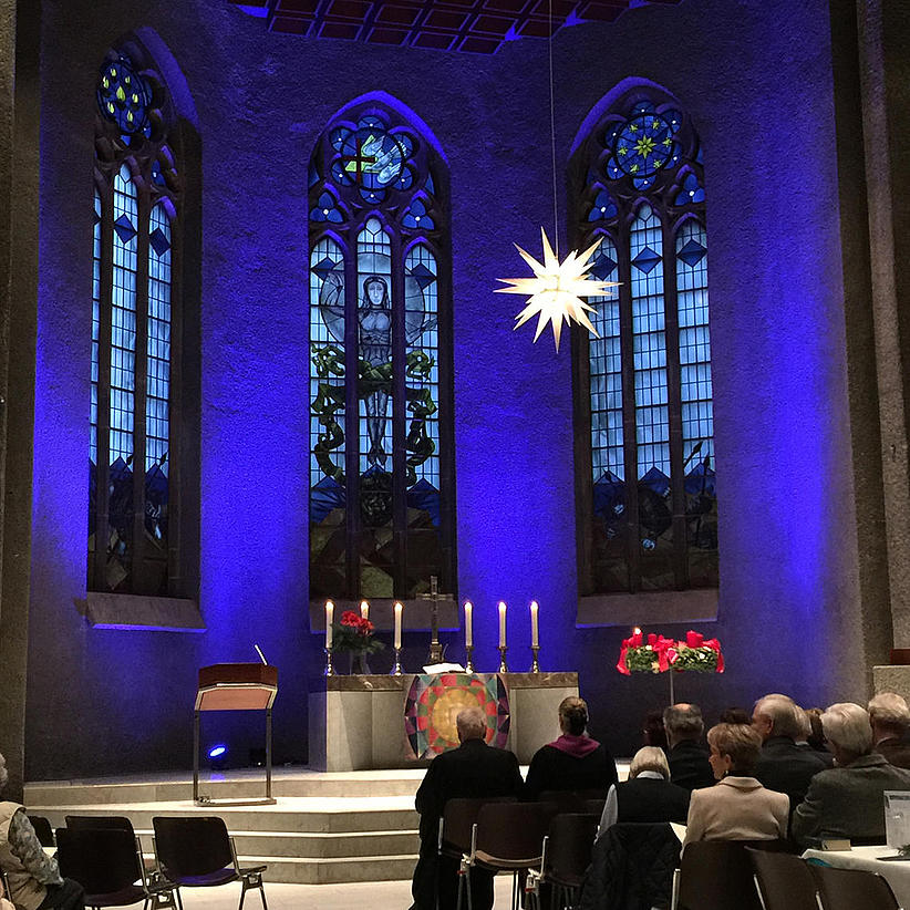 gefüllte Kirche mit blauer Beleuchtung