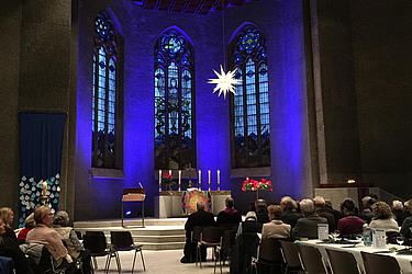 Kirche mit blauer Beleuchtung
